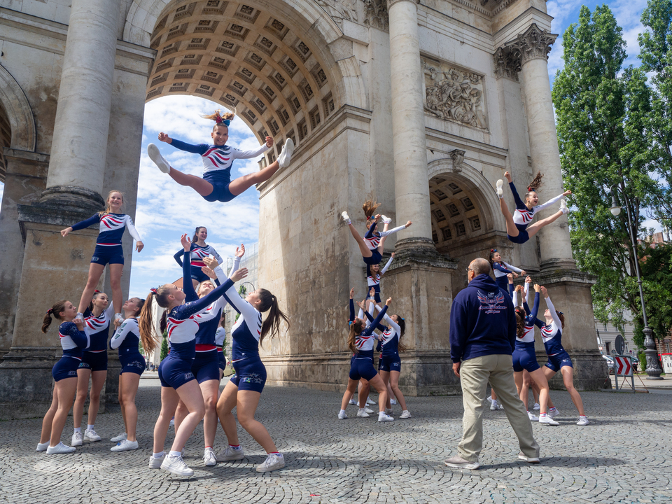 Cheerleading vor dem Siegstor München