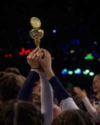 Pokal der von Händen in die hhe gestreckt wird